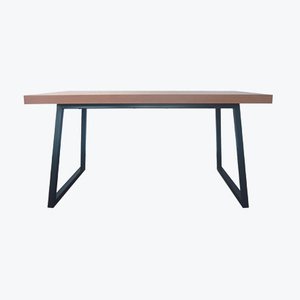Mesa europea minimalista hecha a mano de madera de haya forrada y base de metal de Maria Vidali