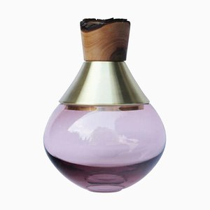 Skulpturale Vase aus geblasenem Glas und Messing von Pia Wüstenberg