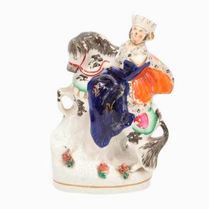 Statua antica raffigurante una donna a cavallo in ceramica di Bow, Regno Unito