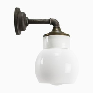 Lampada da parete vintage industriale in ottone e vetro bianco in porcellana bianca