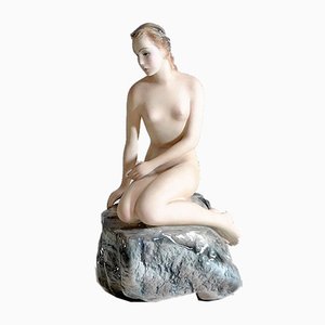 Kleine Statue aus Keramik der Kleinen Meerjungfrau auf dem Felsen von Bertetti Torino