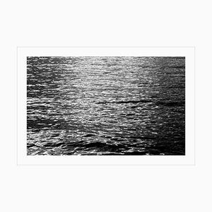 Ondas abstractas en blanco y negro bajo la luz de la luna, náutica nocturna Giclée 2020