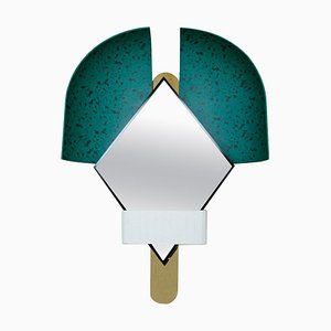 Specchio con berretto verde di Elena Salmistraro, Italia