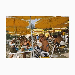 Cafe in Monte Carlo Oversize C Print Encadré en Blanc par Slim Aarons