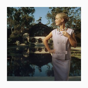 Stampa Slim Aarons, California Fashion, C oversize incorniciata in nero, 1956