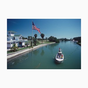 Slim Aarons, Canal in Boca Grande, Impresión C extragrande enmarcada en blanco, 1991