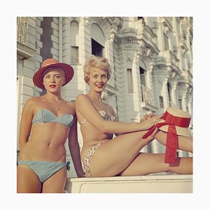 Stampa Slim Aarons, Cannes Girls, C oversize incorniciata in bianco, 1958