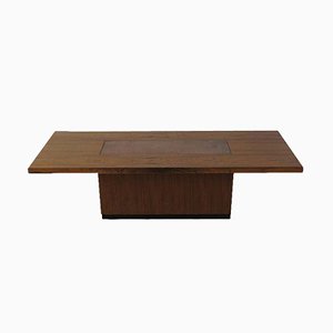 Mesa vintage de madera con plato de cobre