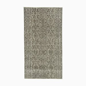 Bestickter grauer Teppich aus zeitgenössischer überfärbter Wolle