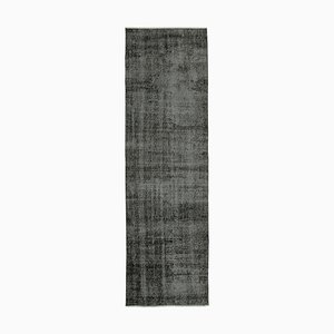 Alfombra de pasillo oriental lacada en negro de lana sobreteñida a mano