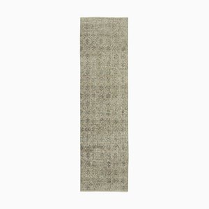 Alfombra de pasillo sobreteñida antigua de lana beige hecha a mano