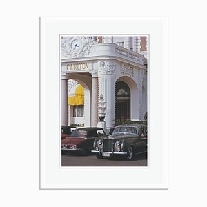 Impresión Oversize C de Slim Aarons, Carlton in Cannes enmarcada en blanco