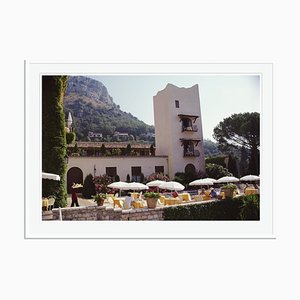 Stampa Slim Aarons, Chateau Saint-Martin C con cornice bianca