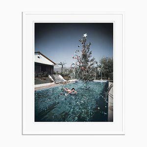 Slim Aarons, Christmas Swim Oversize C Imprimé Encadré en Blanc