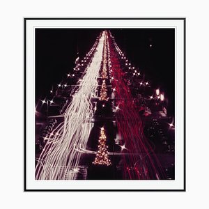 Slim Aarons, Christmas Traffic Oversize C Print Encadré en Noir