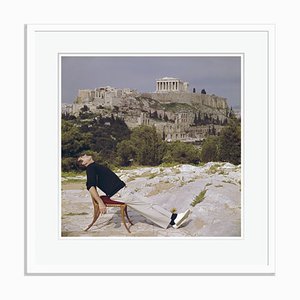 Slim Aarons, Civilized Snooze C de gran tamaño enmarcado en blanco