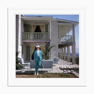 Impresión Slim Aarons, Colin Tennant Oversize C enmarcada en blanco