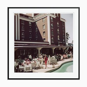 Impresión Slim Aarons, Colony Hotel Oversize C enmarcada en negro