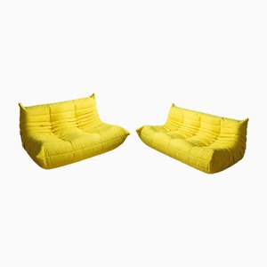 Sofá Togo de microfibra en amarillo de 2 y 3 plazas de Michel Ducaroy para Ligne Roset. Juego de 2