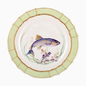 Piatto Royal Copenhagen con bordo verde, decorazioni in oro e motivo a forma di pesce