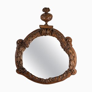Importante specchio in legno di noce intagliato