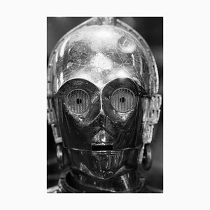 Stampa C3PO Archival Pigment incorniciata in bianco di Geoff Wilkinson