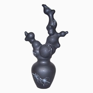 Schwarze Vase in Blütenoptik von Studio Wieki Somers