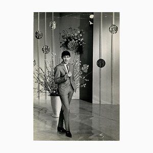 Desconocido - Retrato de Gene Pitney During a Show - Impresión fotográfica vintage - años 60
