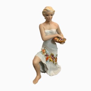 Figurine einer Frau trägt einen Obstkorb von Favaro Cecchetto, 1950er