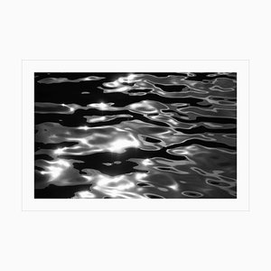 Ampio Seascape bianco e nero, riflessi dell'isola di Lido, Abstract Venice Waters 2021