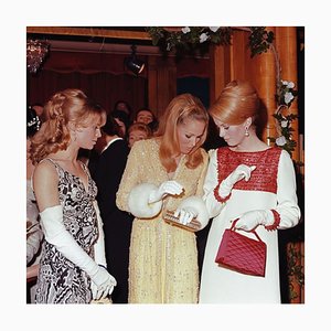 Blonde Beauties in Schwarz von George Freston