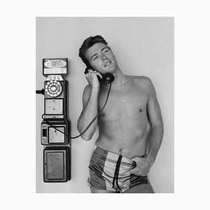 Stampa di Clint Eastwood Pay Phone in resina argentata con cornice bianca di Michael Ochs Archives