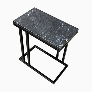 Schmaler Art Deco Slio Beistelltisch aus elfenbeinförmigem schwarzen Pulverbeschichtetem & schwarzem Marquina Marmor von Casa Botelho