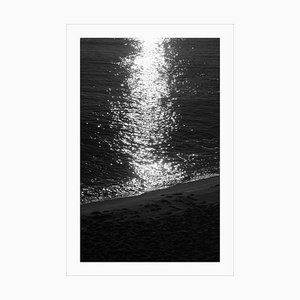 Große Seelandschaft in Schwarz & Weiß von Giclée Druck von Dark Beach Sunrise, 2021