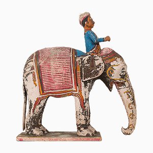 Elefante antiguo decorativo y jinete