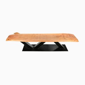 Mesa grande de madera con patas de acero