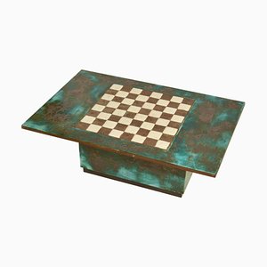 Mesa de juegos con tablero de ajedrez esculpido a mano