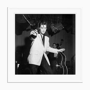 Affiche Elvis Presley en Résine Argentée Encadrée en Blanc par Michael Ochs