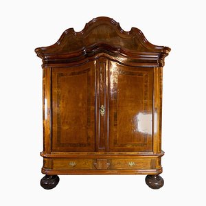 Armoire Baroque du Nord de l'Allemagne en Noyer et Chêne, 1730s