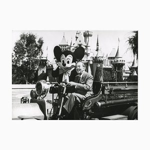 Walt Disney y Mickey Mouse en Disneyland, años 50