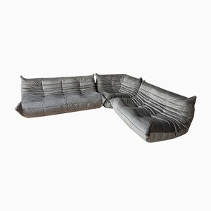 Silla esquinera Togo de terciopelo gris elefante con sofá de 2 y 3 plazas de Michel Ducaroy para Ligne Roset. Juego de 3