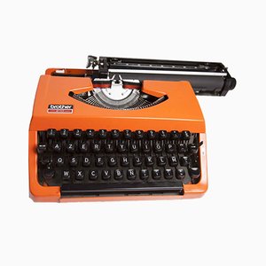 Máquina de escribir 210 naranja de Brother, años 80
