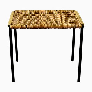 Mesa auxiliar o taburete austriaca Mid-Century de acero negro y mimbre de Carl Auböck