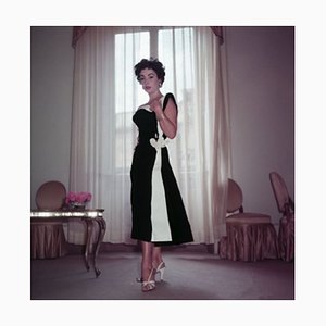 Elizabeth Taylor Archival Pigment Print Encadré en Blanc par Bettmann