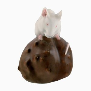 Figurine de Souris en Porcelaine sur un Châtaigner de Royal Copenhagen, Début 20ème Siècle