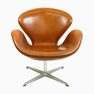 Swan Chair in pelle marrone di Arne Jacobsen per Fritz Hansen