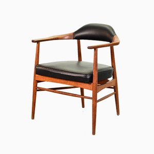 Sedia in stile Hans Wegner in teak massiccio e similpelle nera, Scandinavia, anni '60