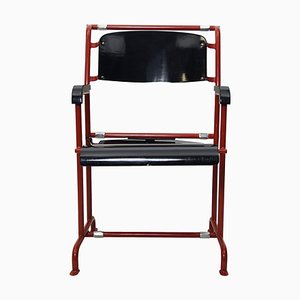 Poltrona modernista in metallo rosso e legno nero di Gerrit Rietveld per Hopmi