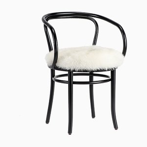Sedia viennese nera con seduta in pelliccia bianca di Thonet