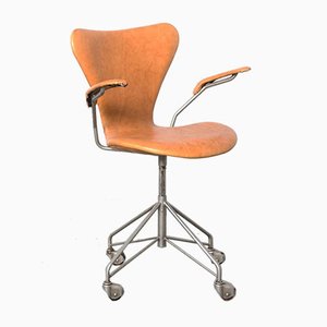 Silla de escritorio modelo 3217 Seven Series de Arne Jacobsen